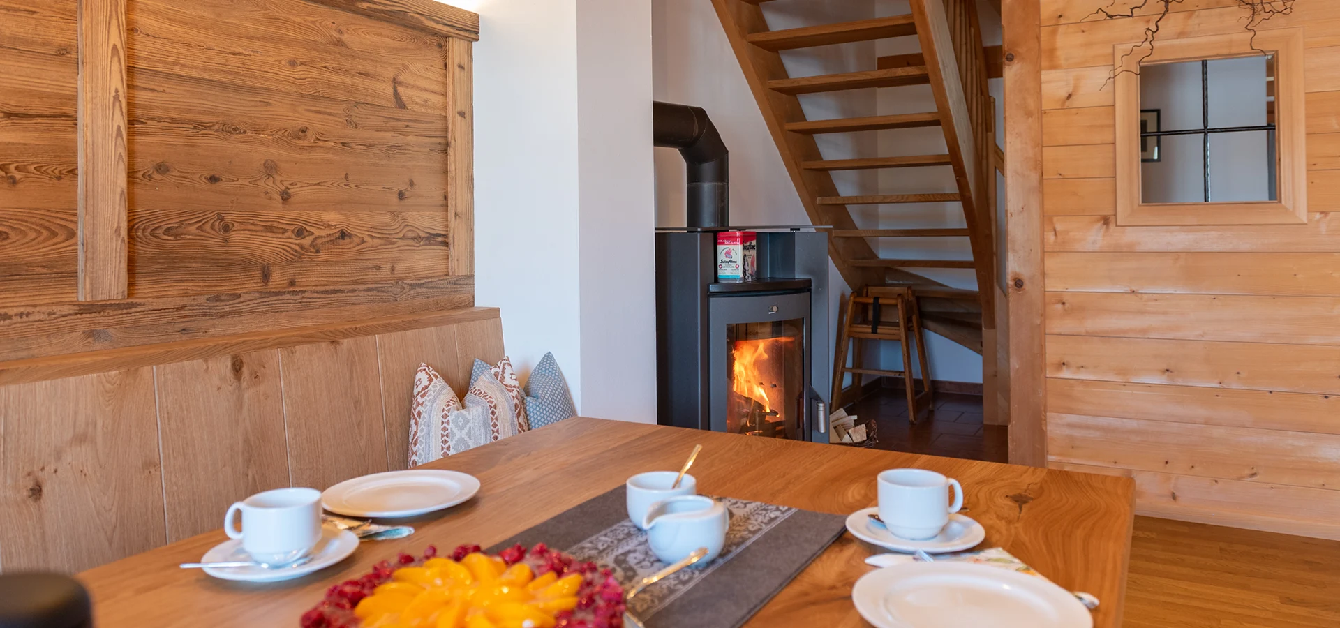 Wohnbereich vom Kuckucksnest mit Essbereich und Kaminofen.