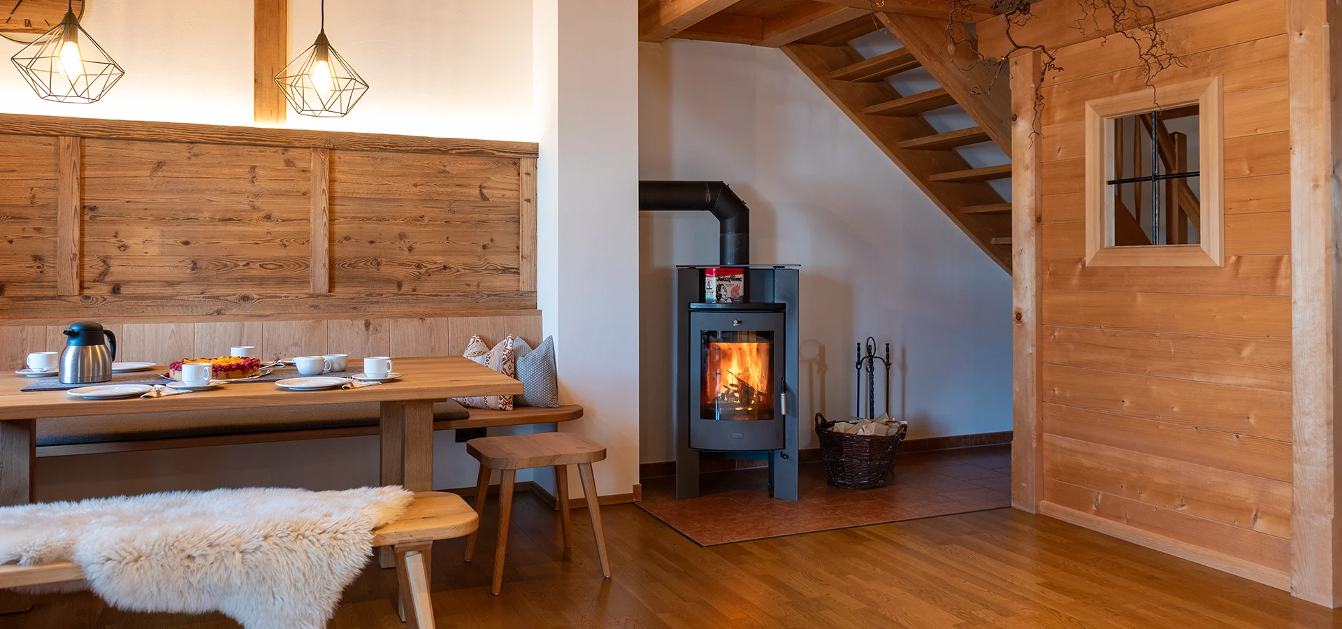 Wohnbereich vom Kuckucksnest mit Essbereich und Kaminofen.