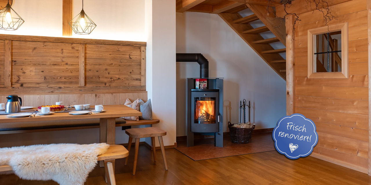 Wohnbereich vom Kuckucksnest mit Essbereich und Kaminofen.